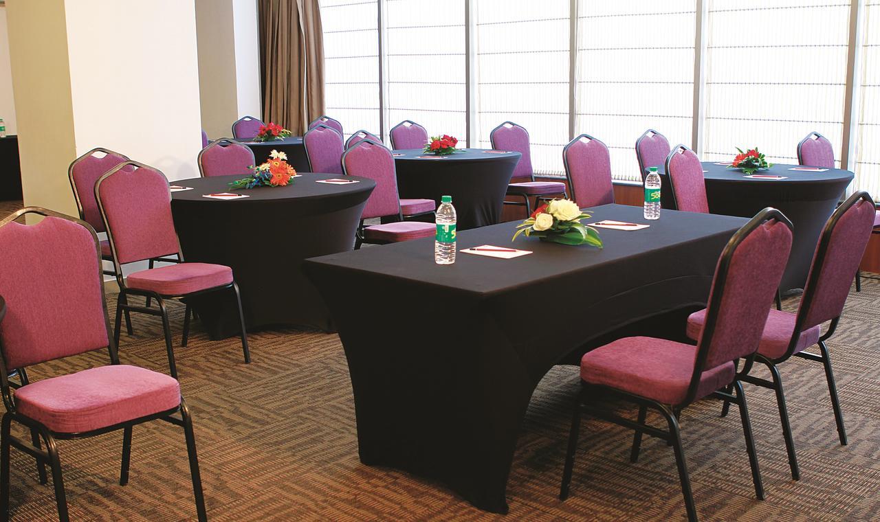 Caspia Hotel New Delhi Extérieur photo